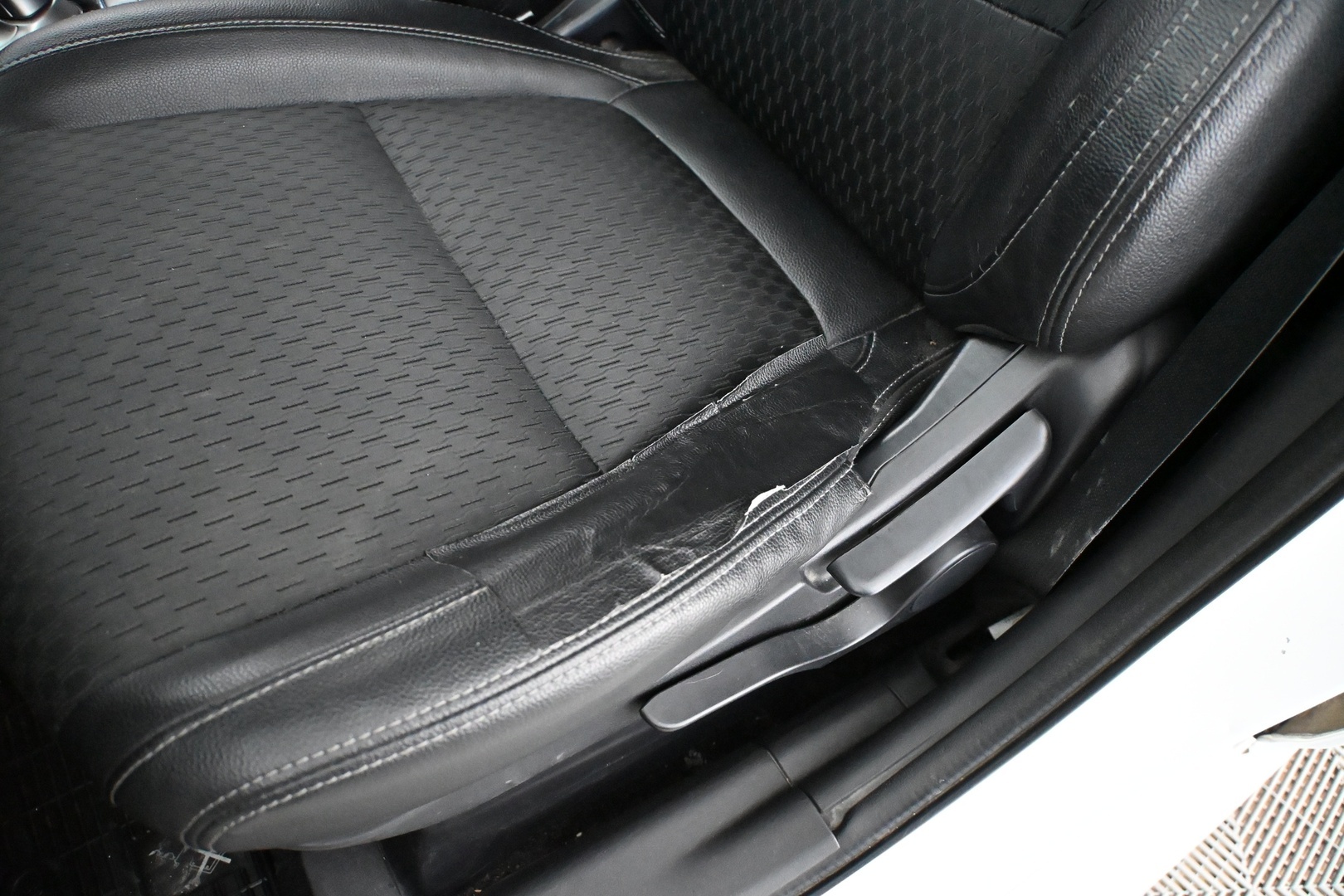 MITSUBISHI Outlander PHEV 2015