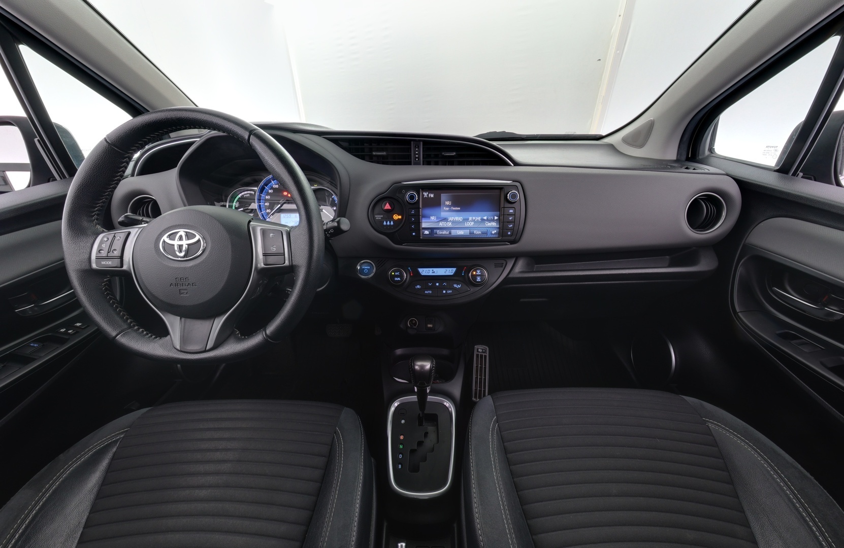 TOYOTA Yaris 2015