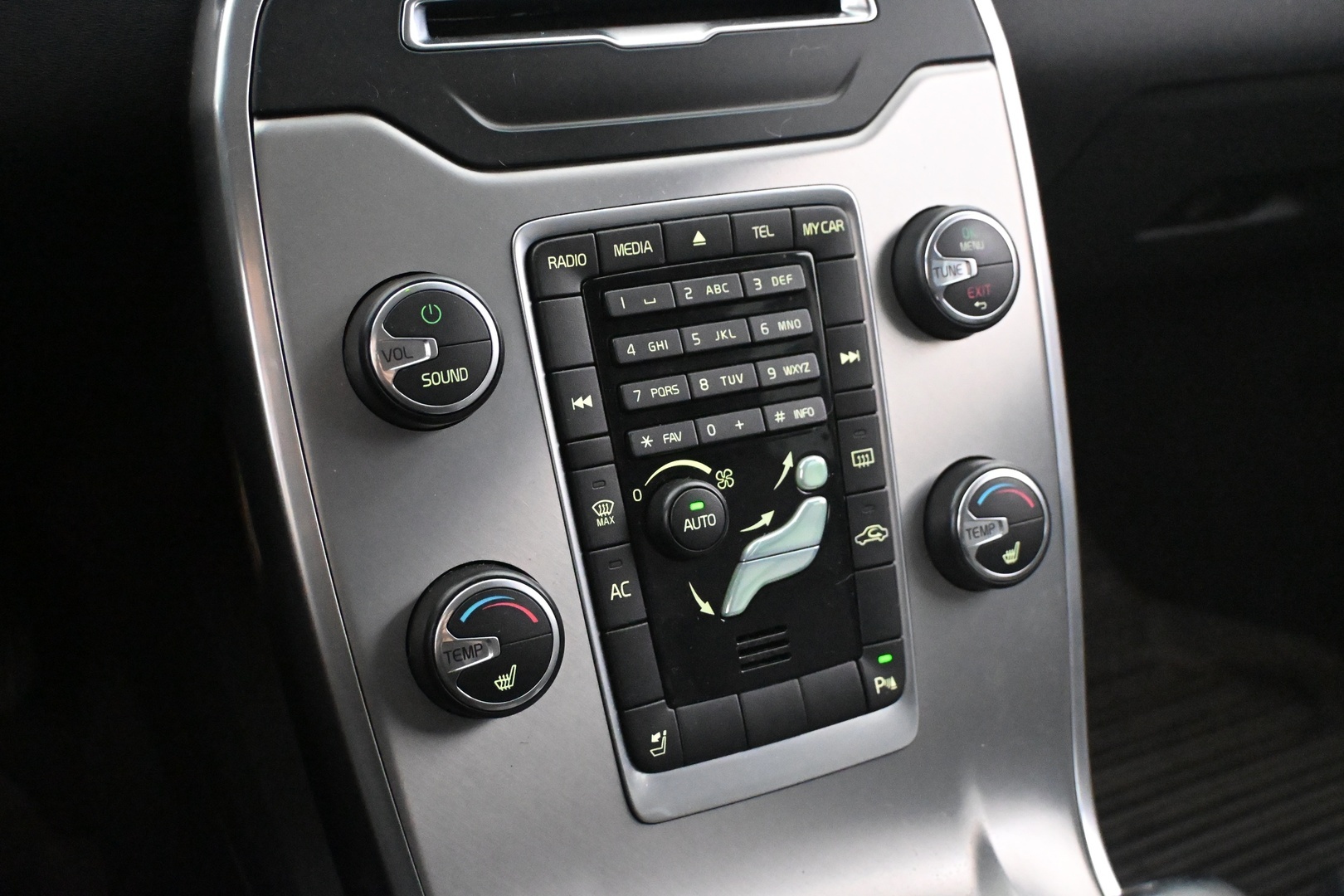 VOLVO V70 2012