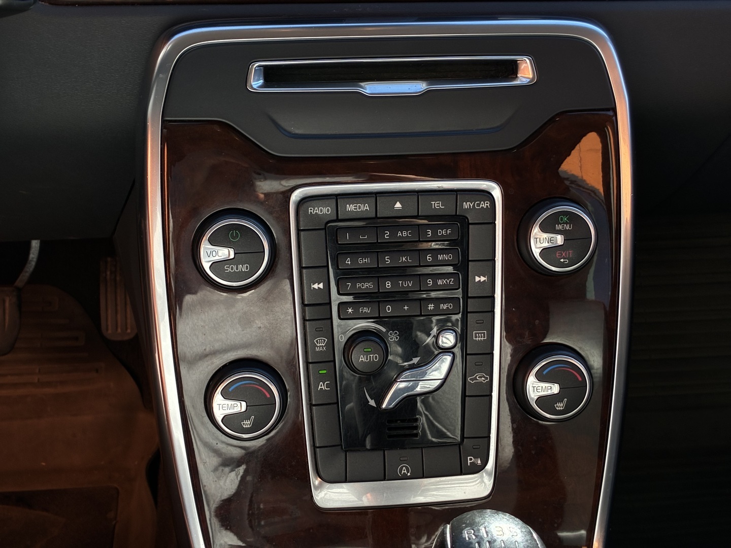 VOLVO V70 2014