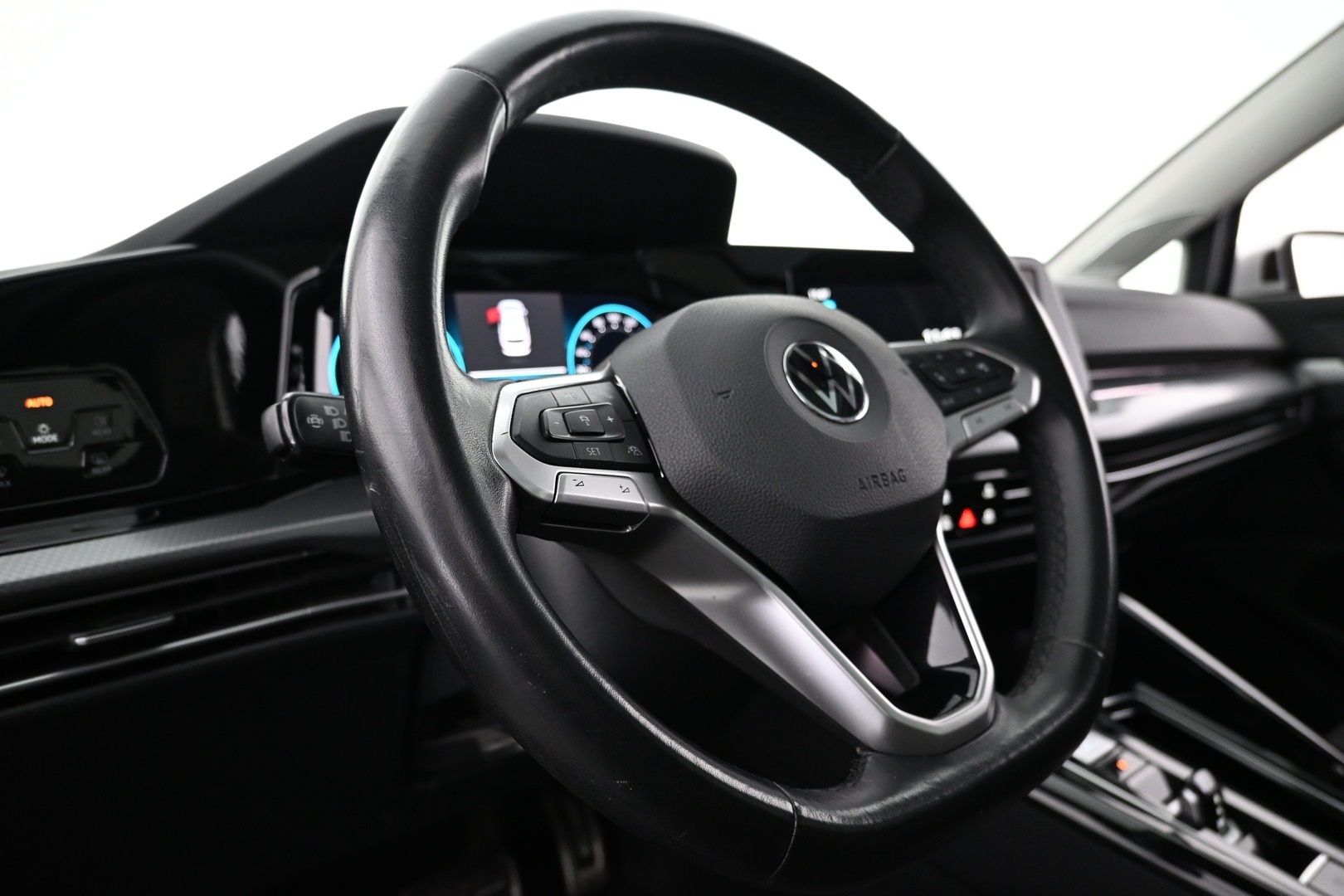 VOLKSWAGEN Golf 2023