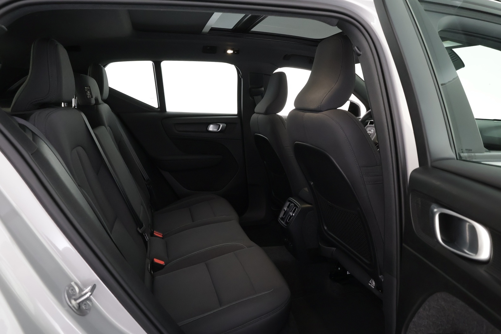 VOLVO EX40 2025
