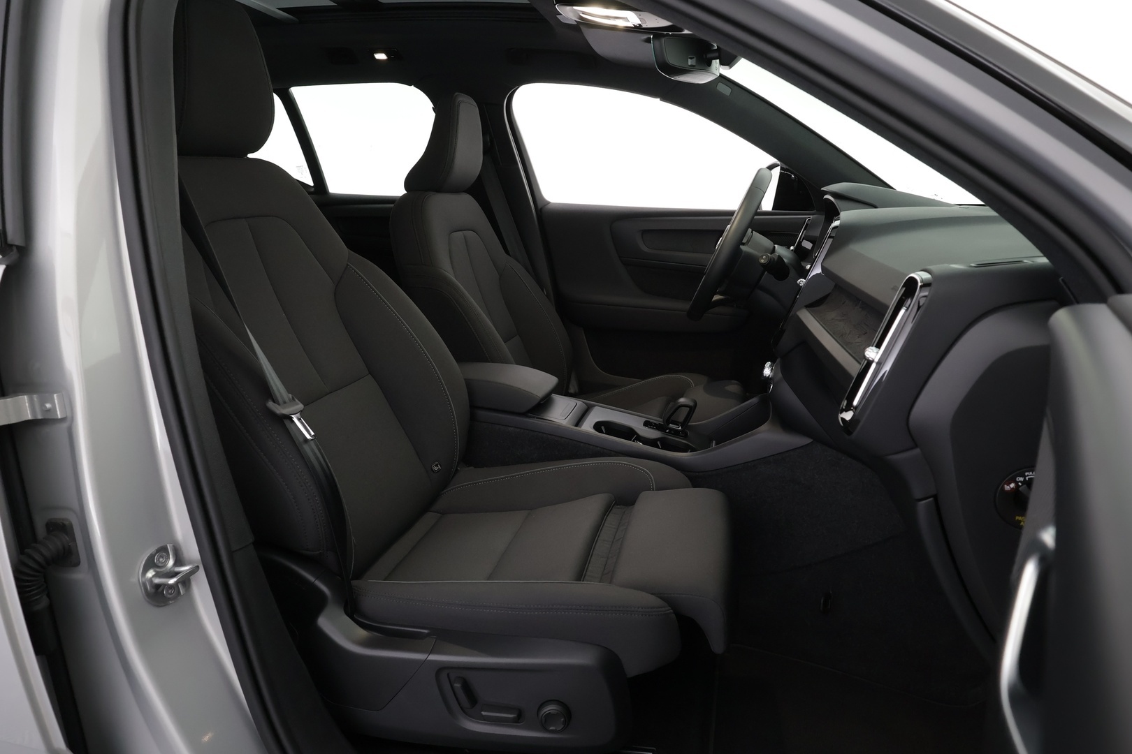 VOLVO EX40 2025