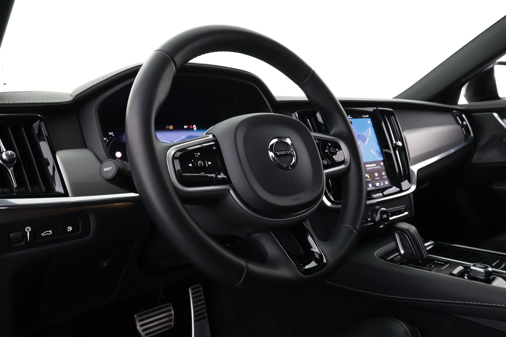 VOLVO V90 2022