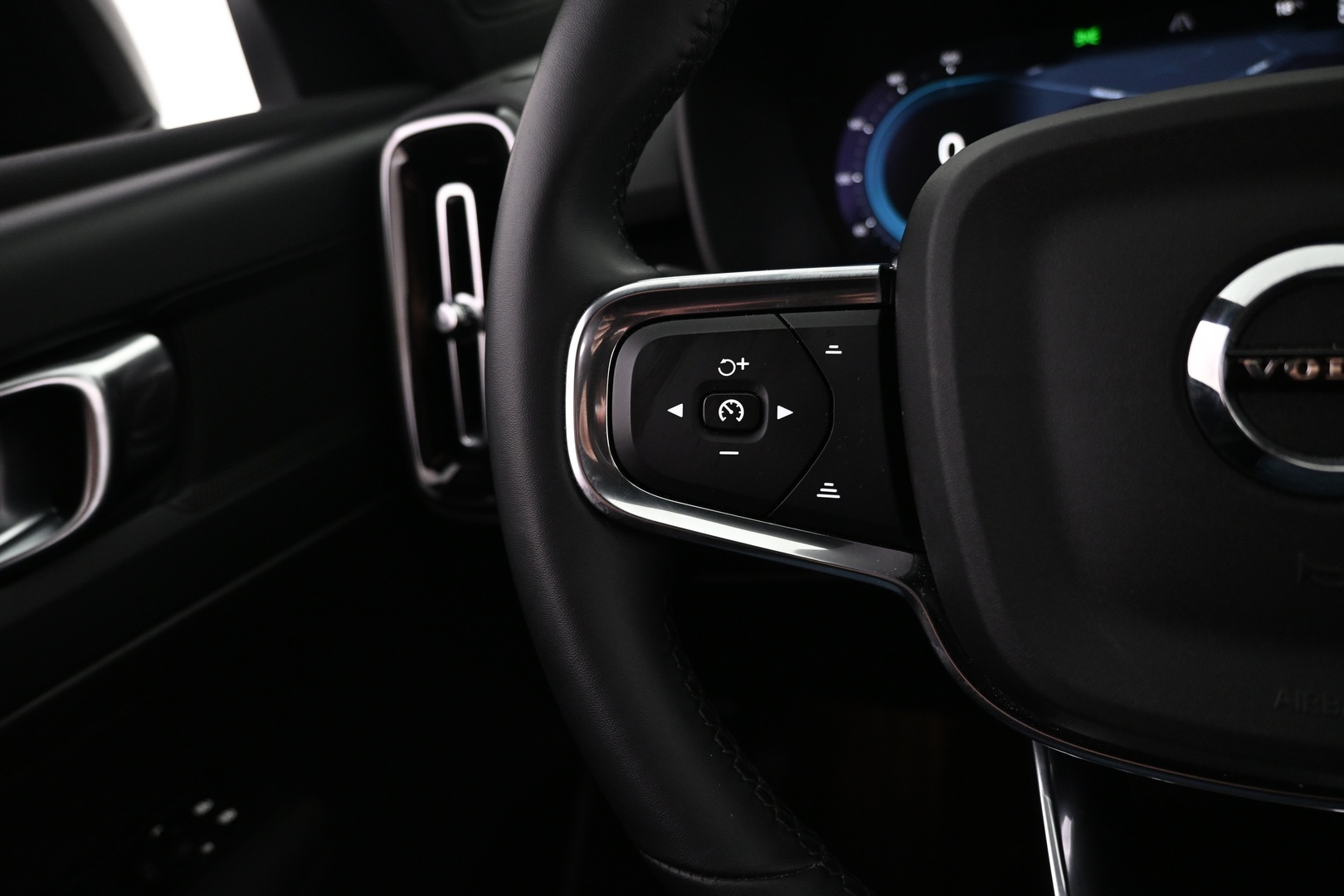 VOLVO XC40 2024