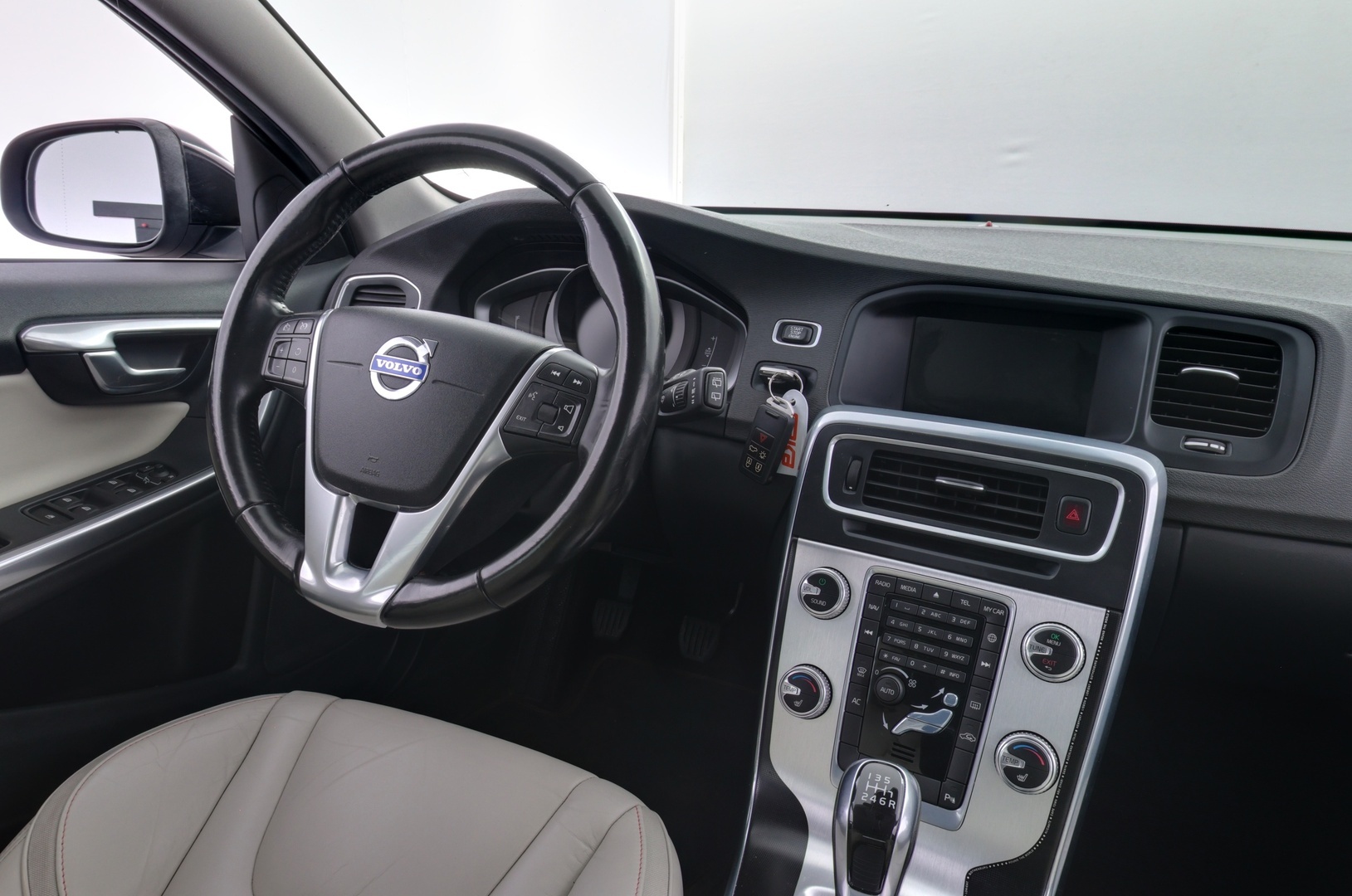 VOLVO V60 2015