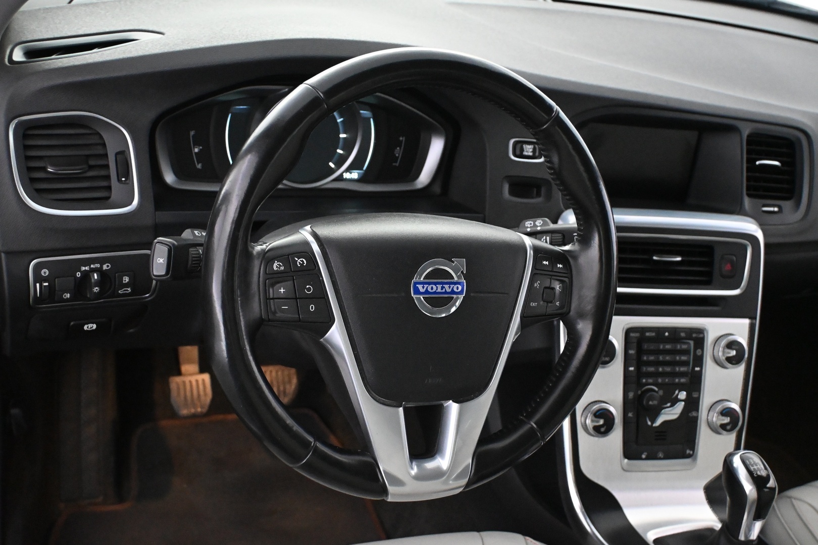 VOLVO V60 2015