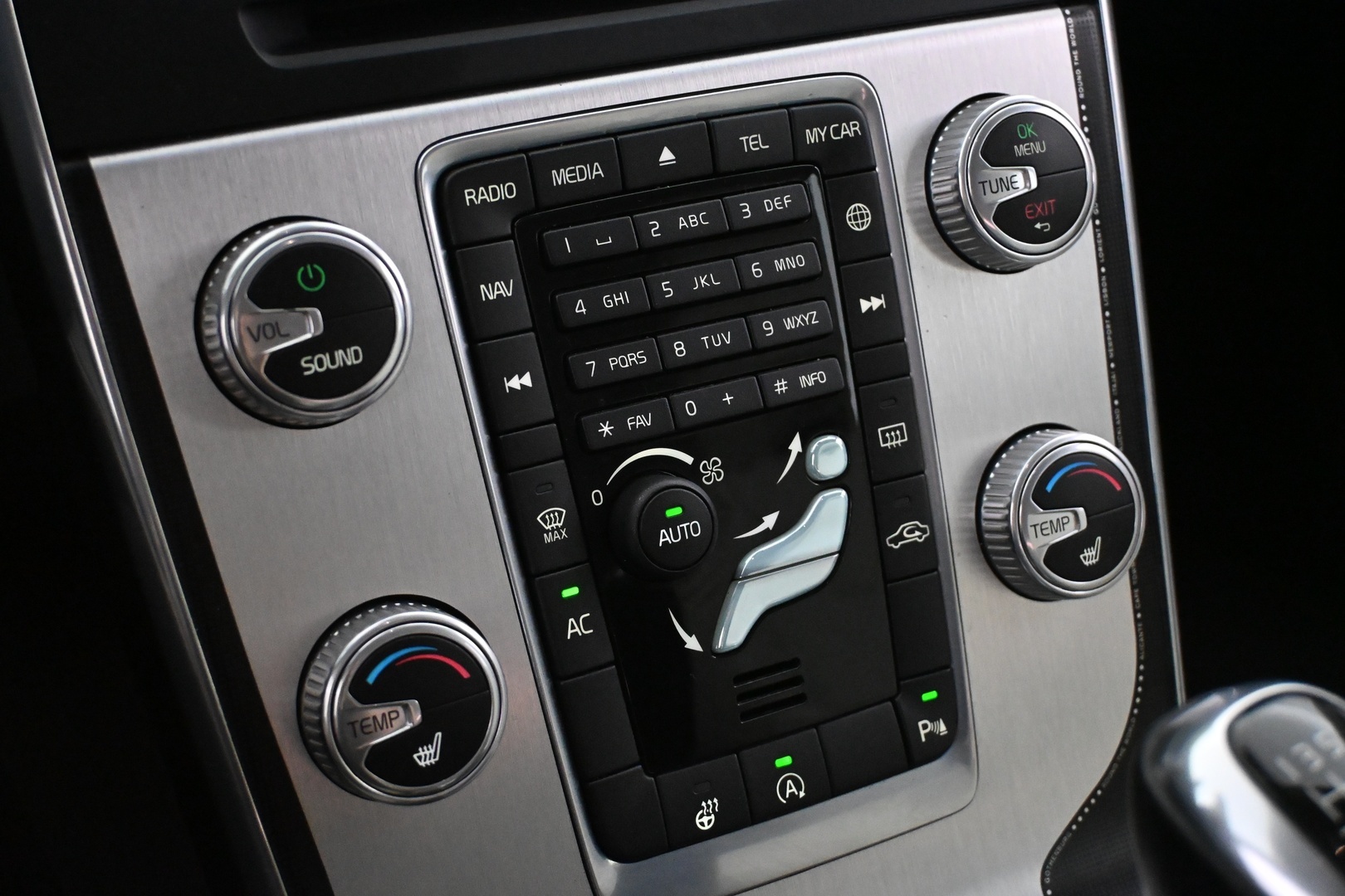 VOLVO V60 2015
