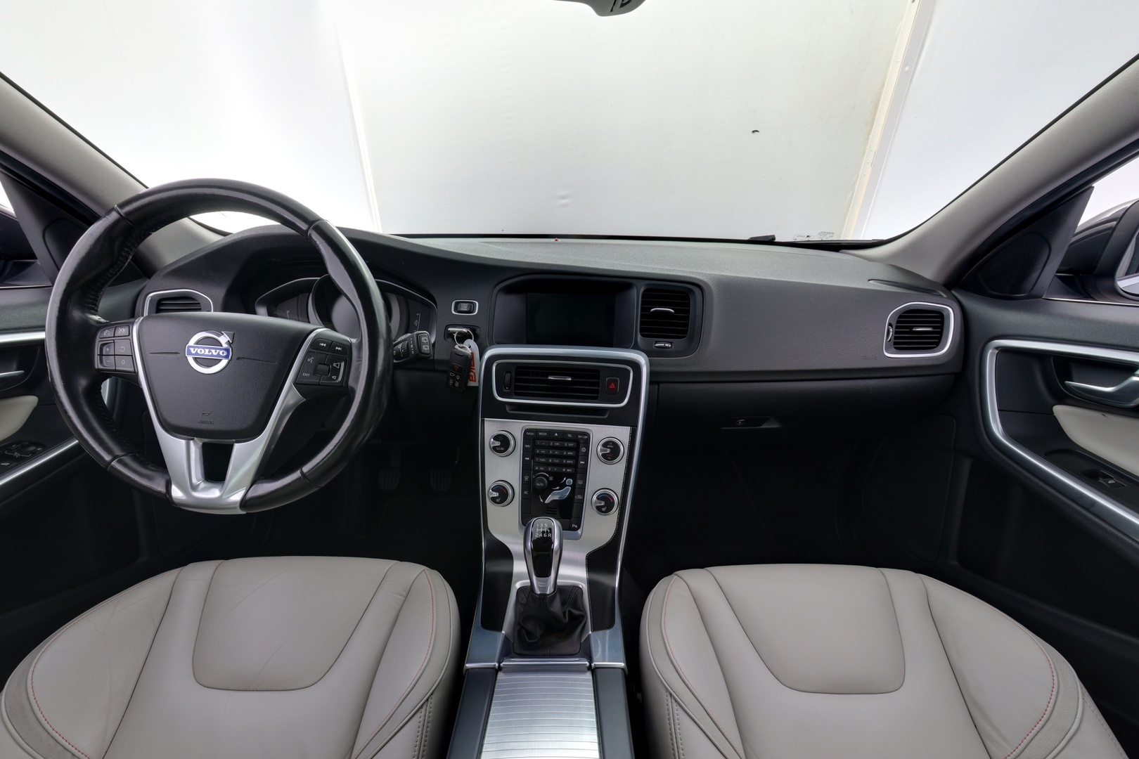 VOLVO V60 2015