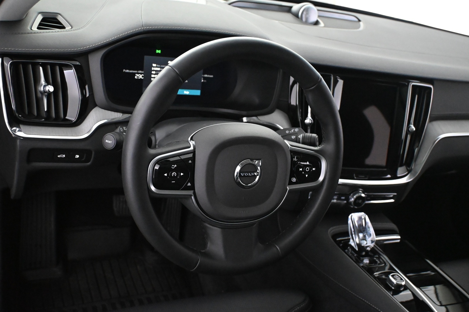 VOLVO V60 2025