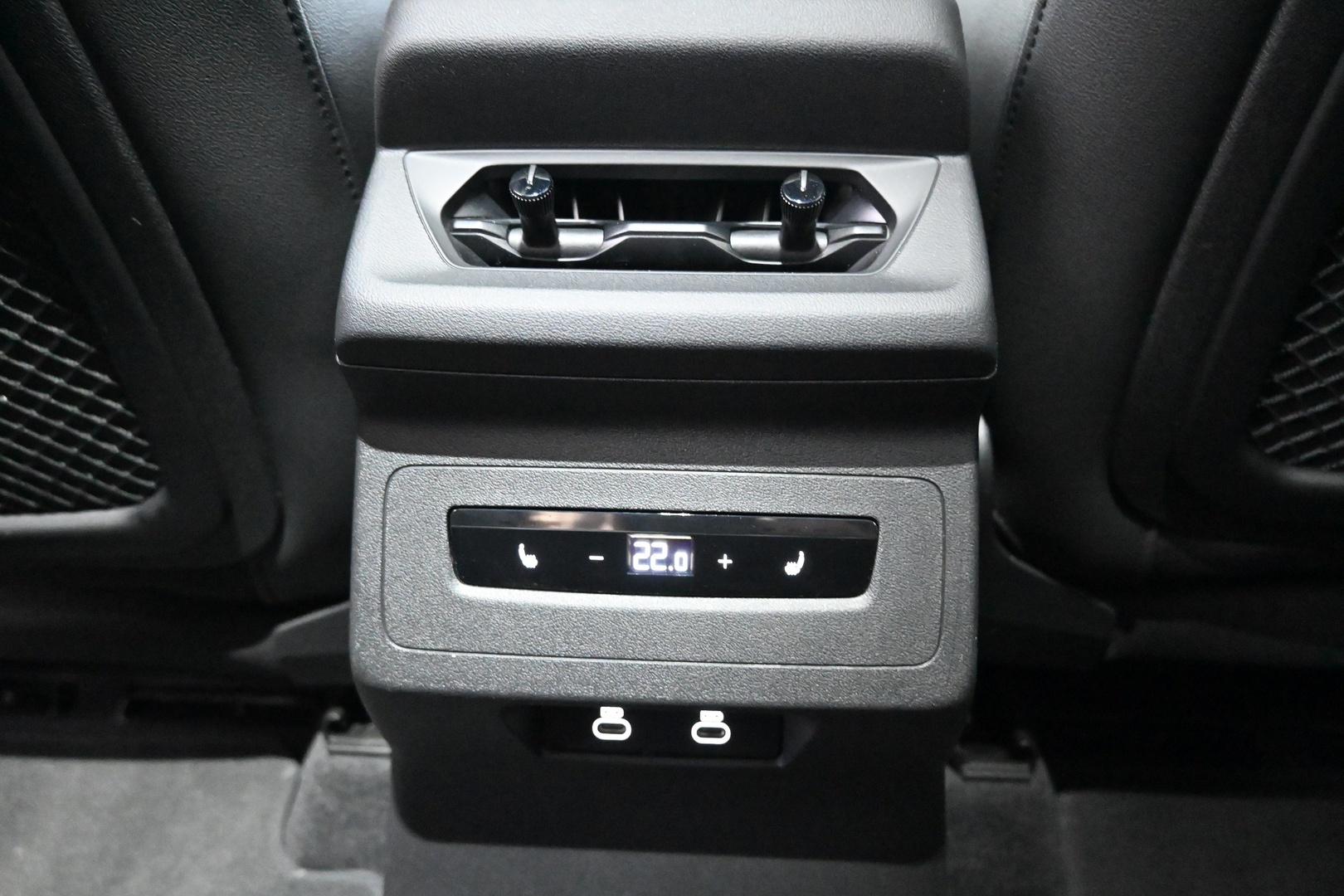 AUDI Q6 e-tron 2025