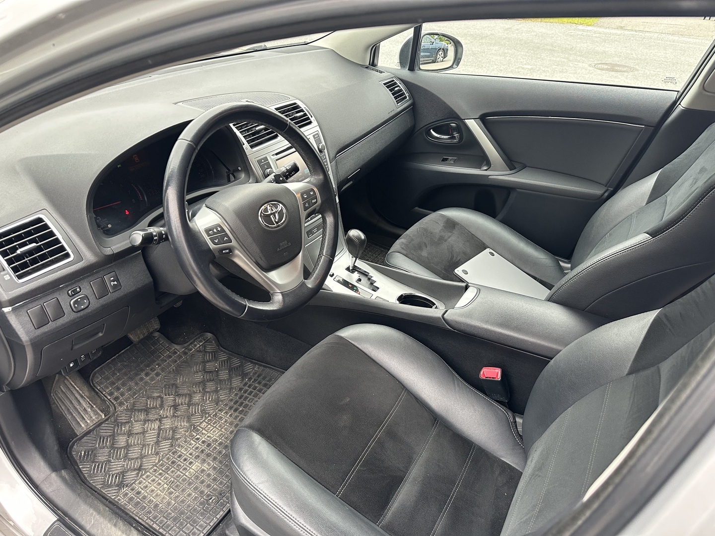 TOYOTA Avensis 2013