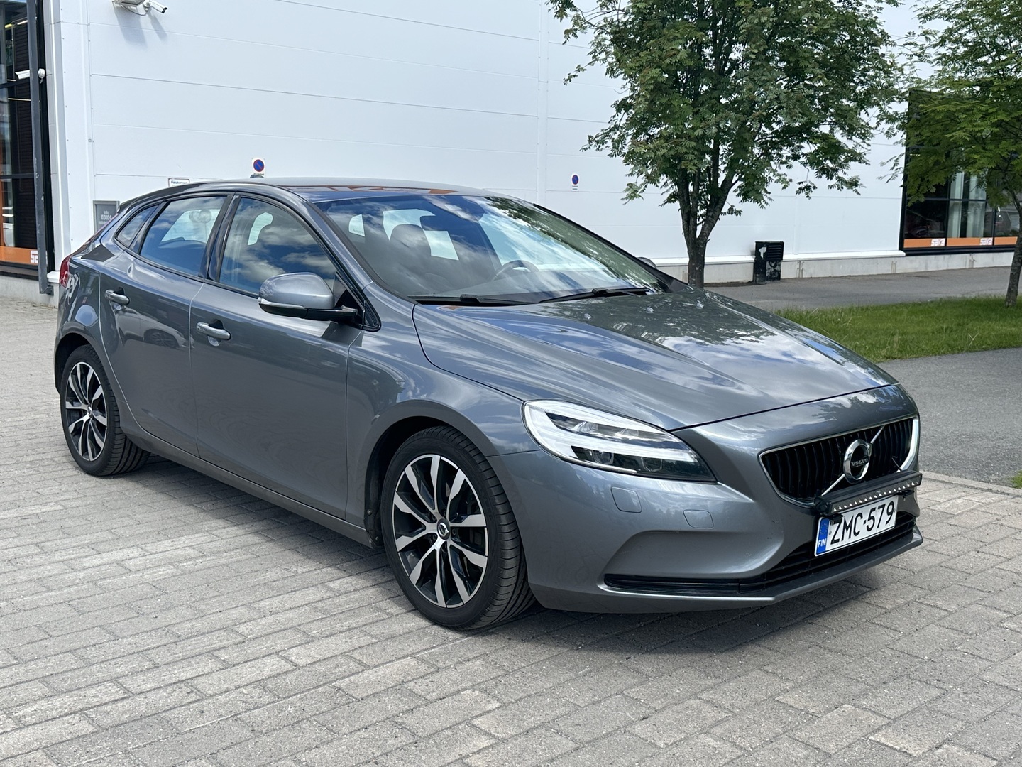 VOLVO V40 2019