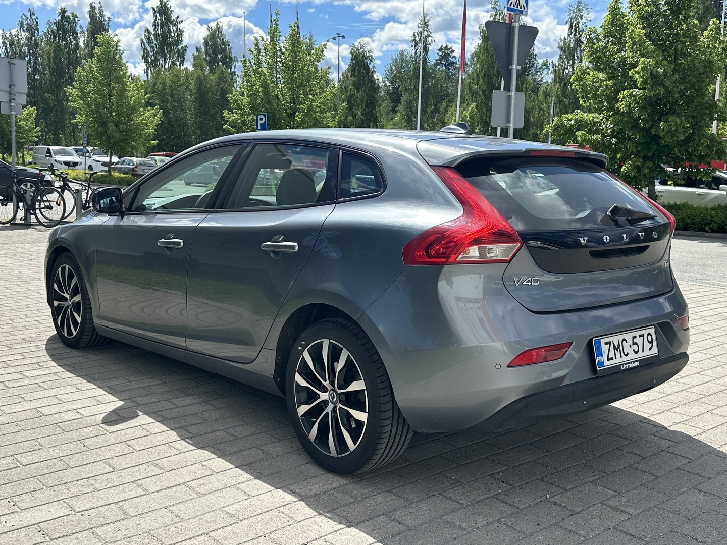 VOLVO V40 2019