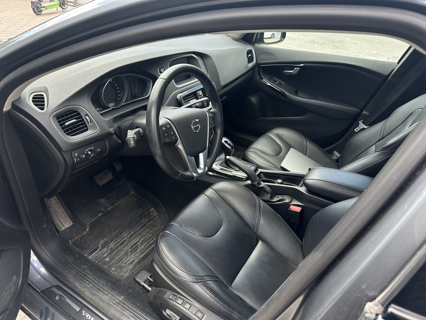 VOLVO V40 2019