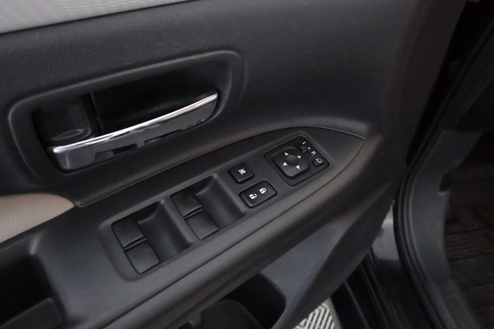 MITSUBISHI Outlander PHEV 2015