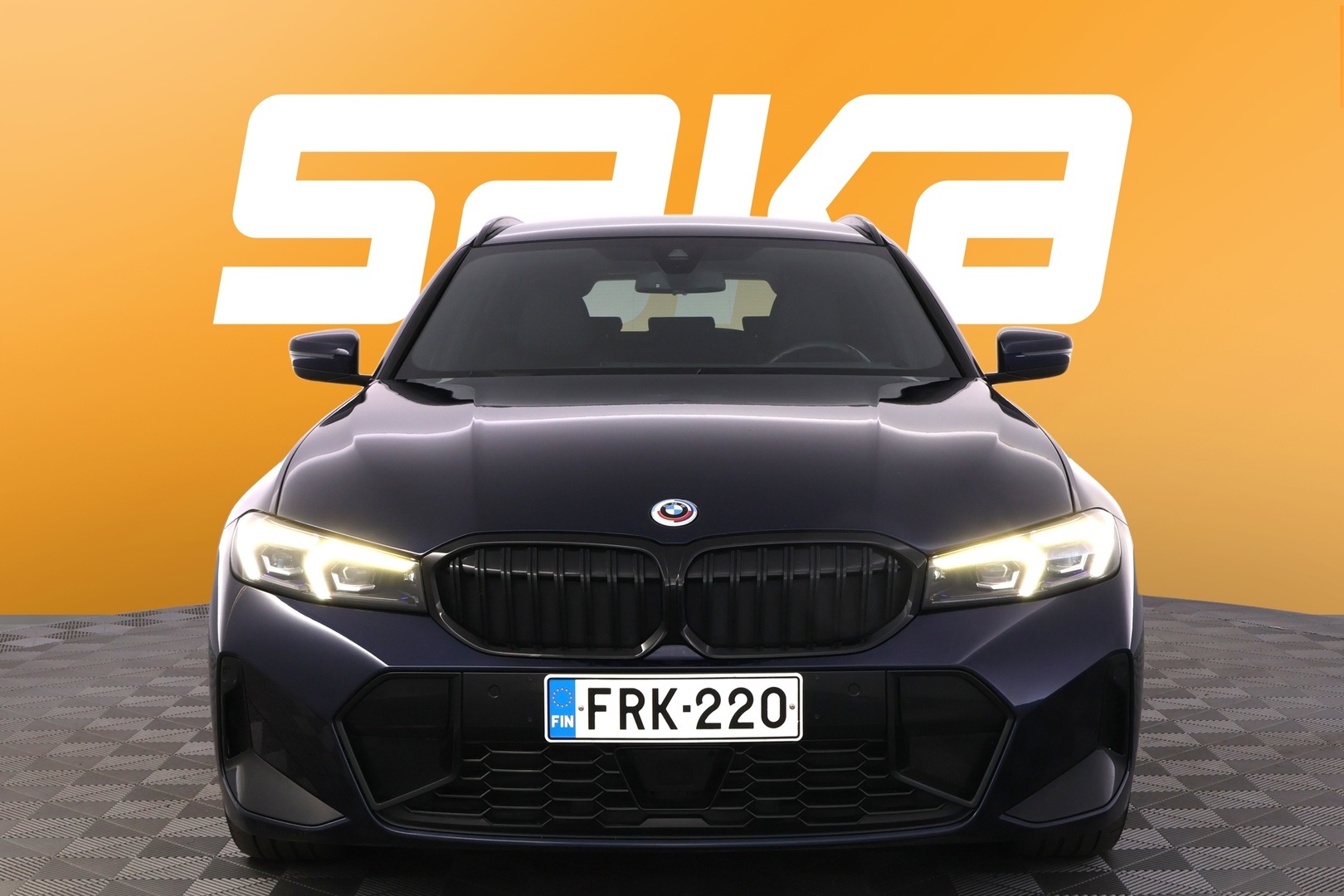 BMW 330 2023