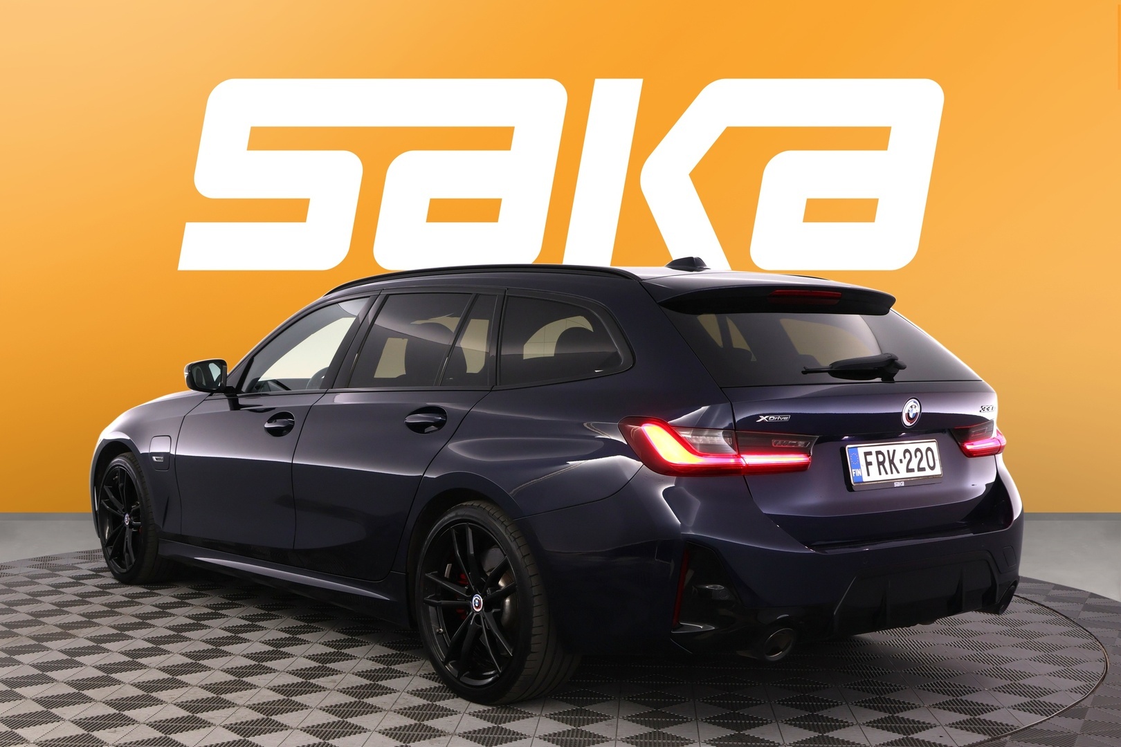 BMW 330 2023