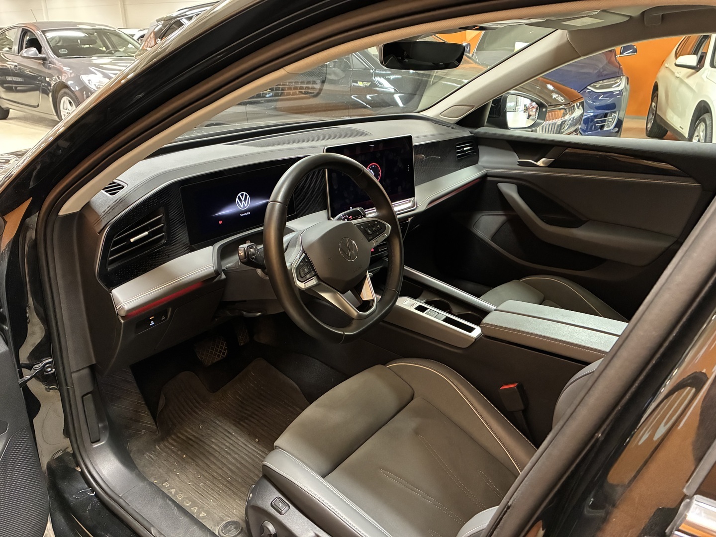 VOLKSWAGEN Passat 2024