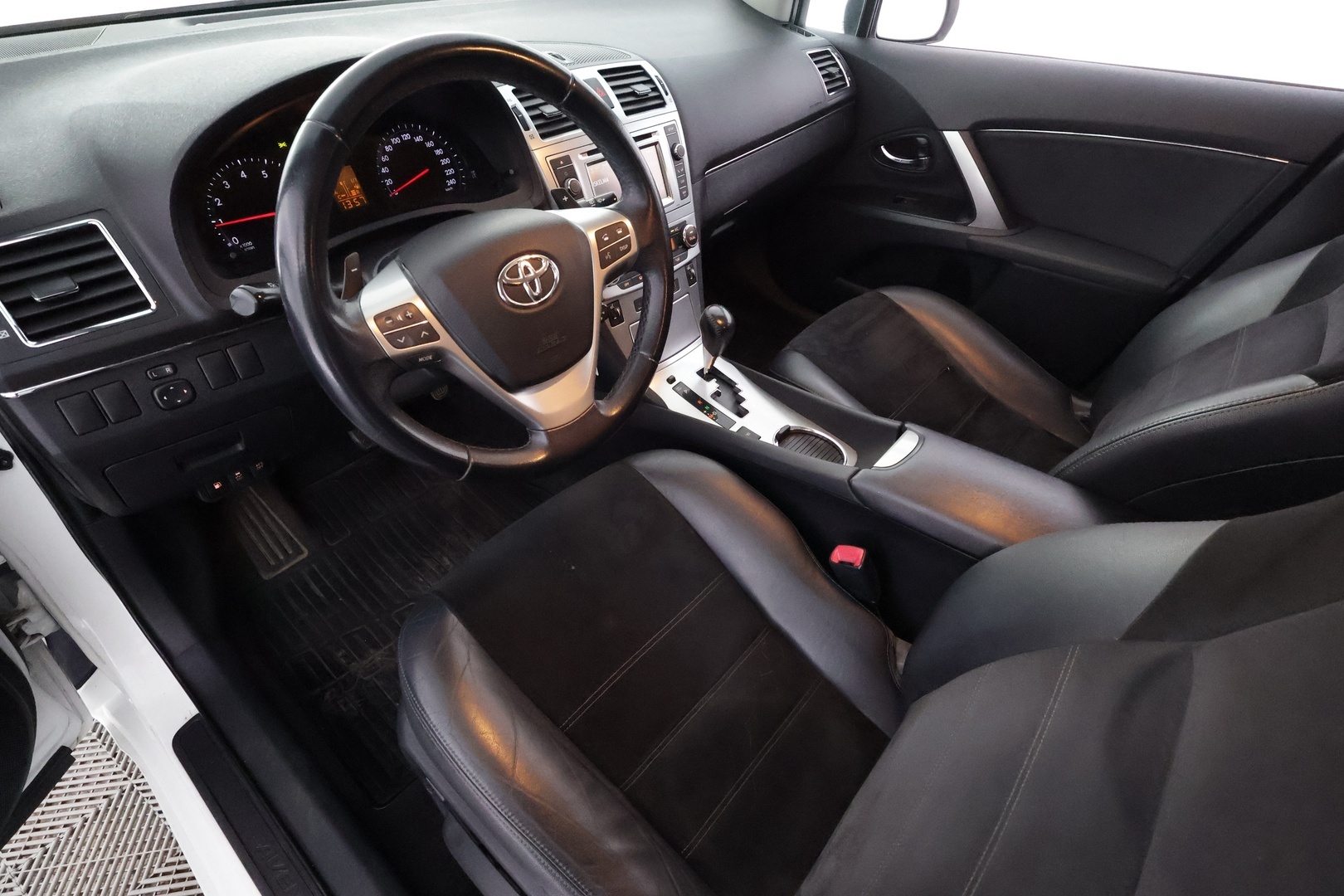 TOYOTA Avensis 2013