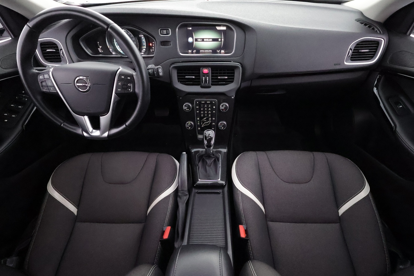 VOLVO V40 2019