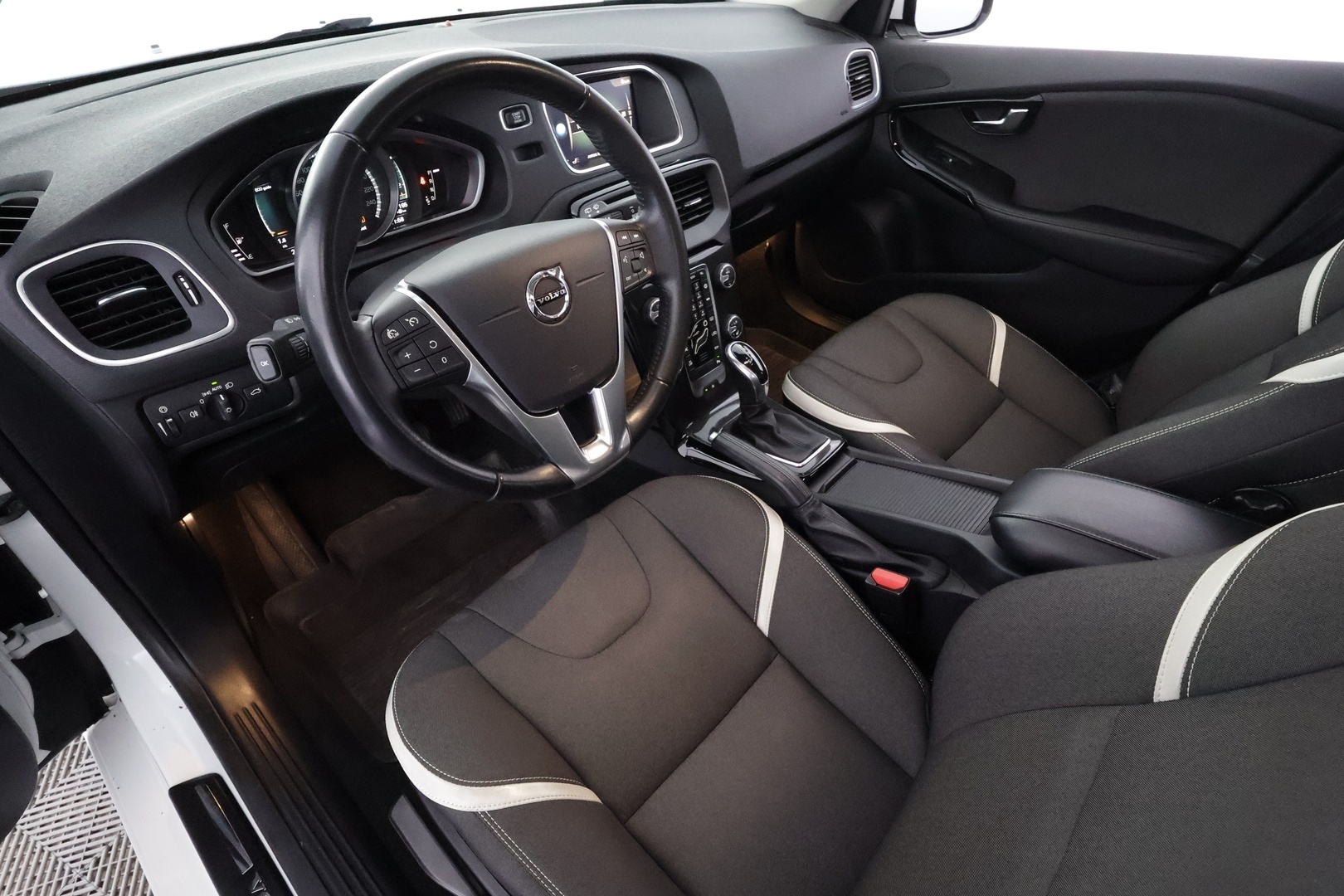 VOLVO V40 2019