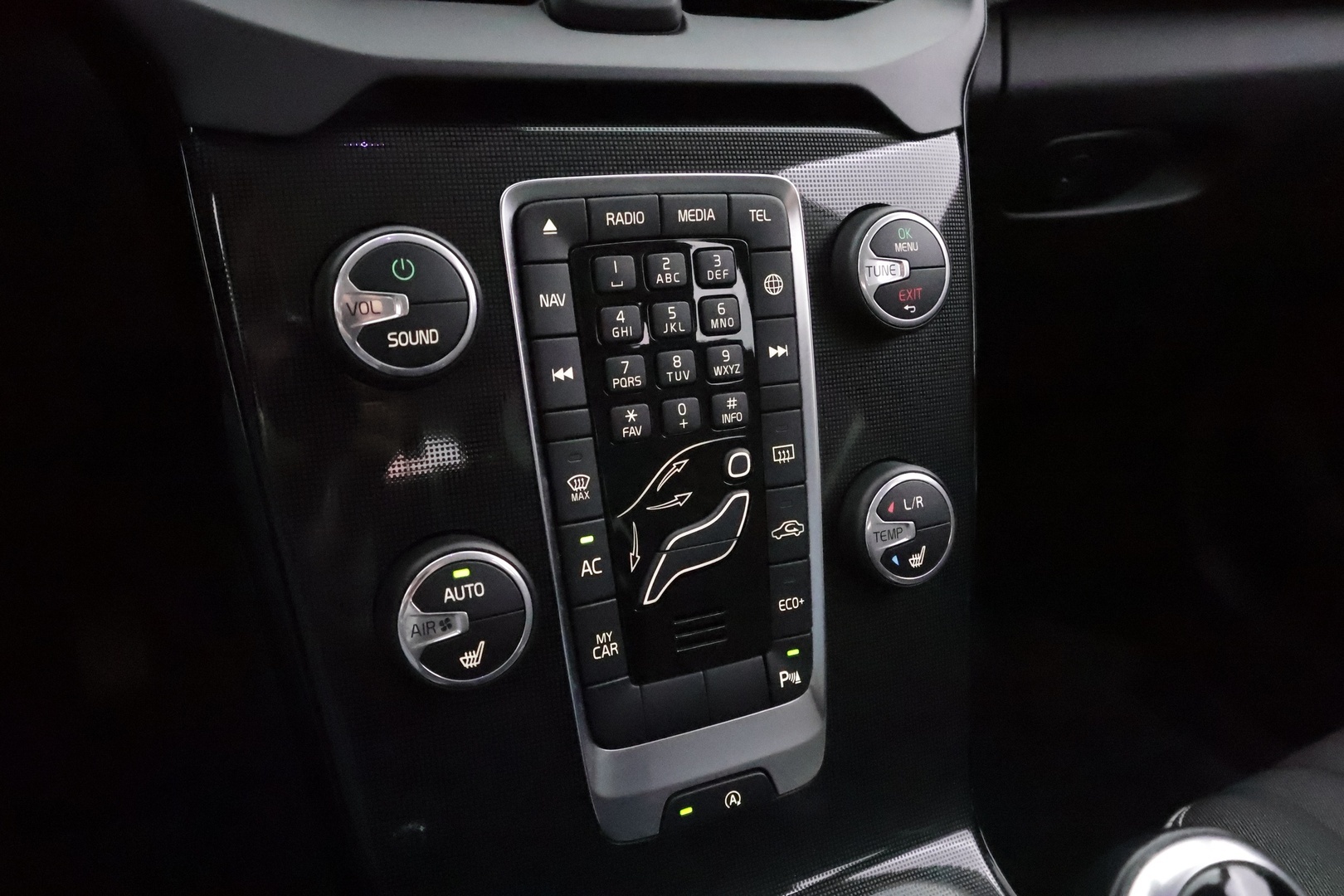 VOLVO V40 2019