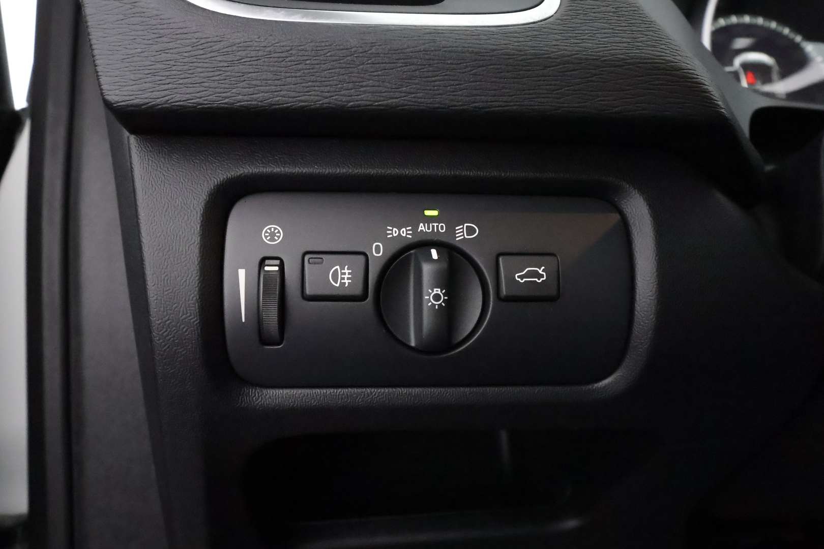VOLVO V40 2019