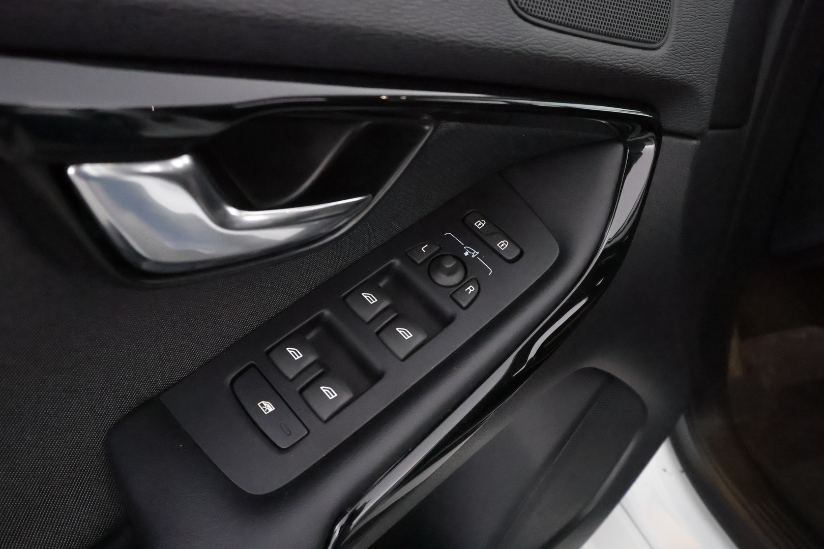 VOLVO V40 2019