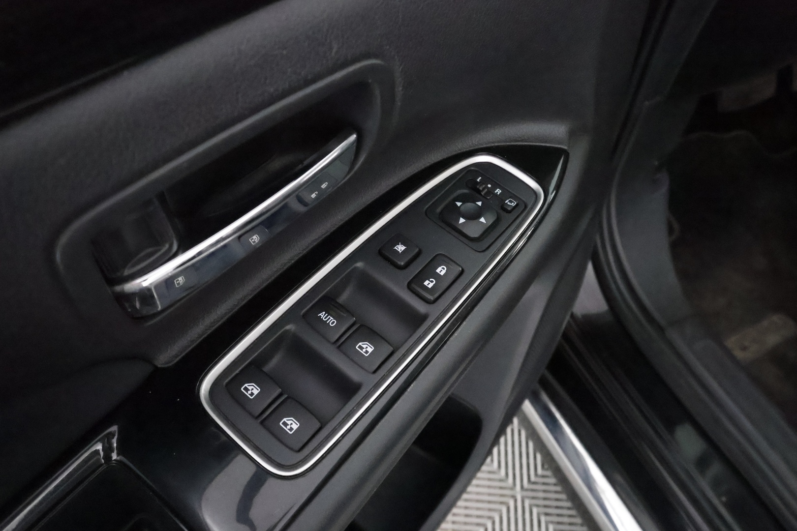 MITSUBISHI OUTLANDER PHEV 2016