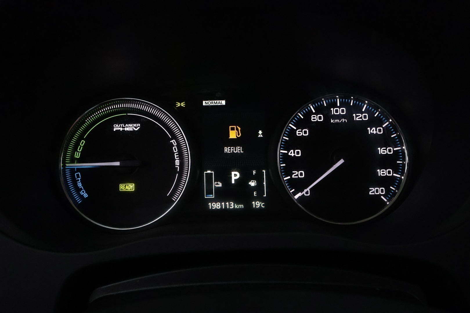 MITSUBISHI OUTLANDER PHEV 2016