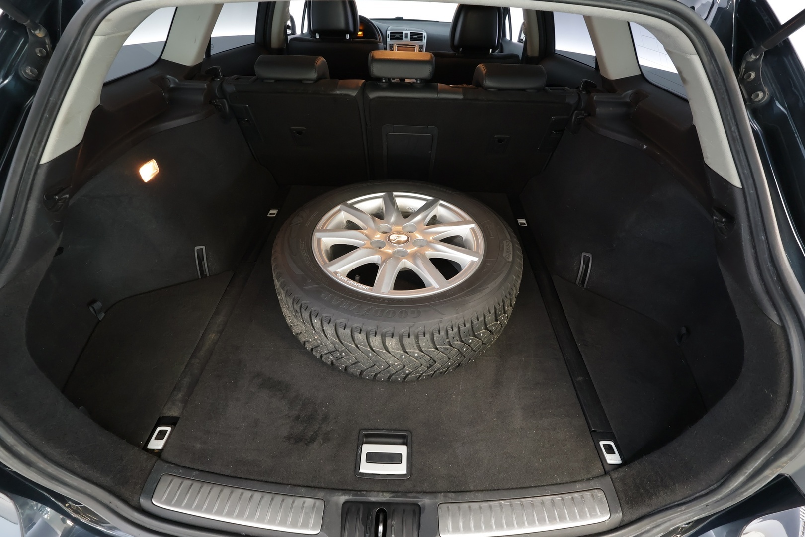 TOYOTA Avensis 2014