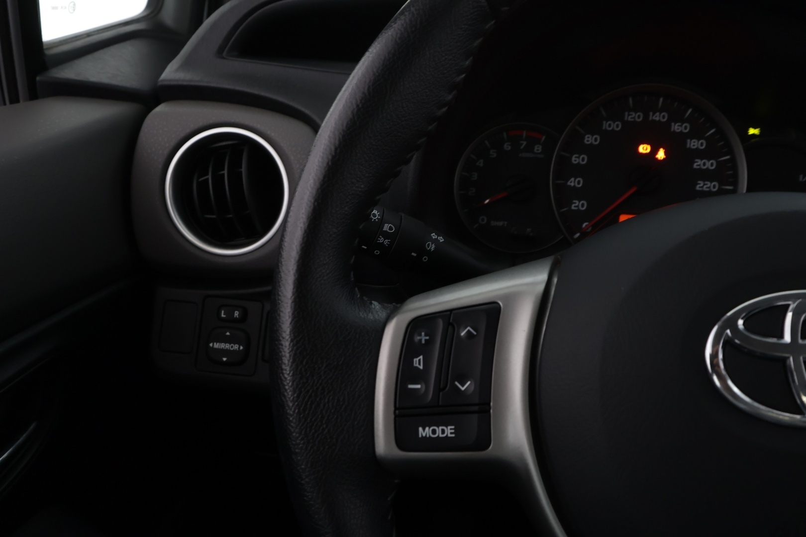 TOYOTA Yaris 2012