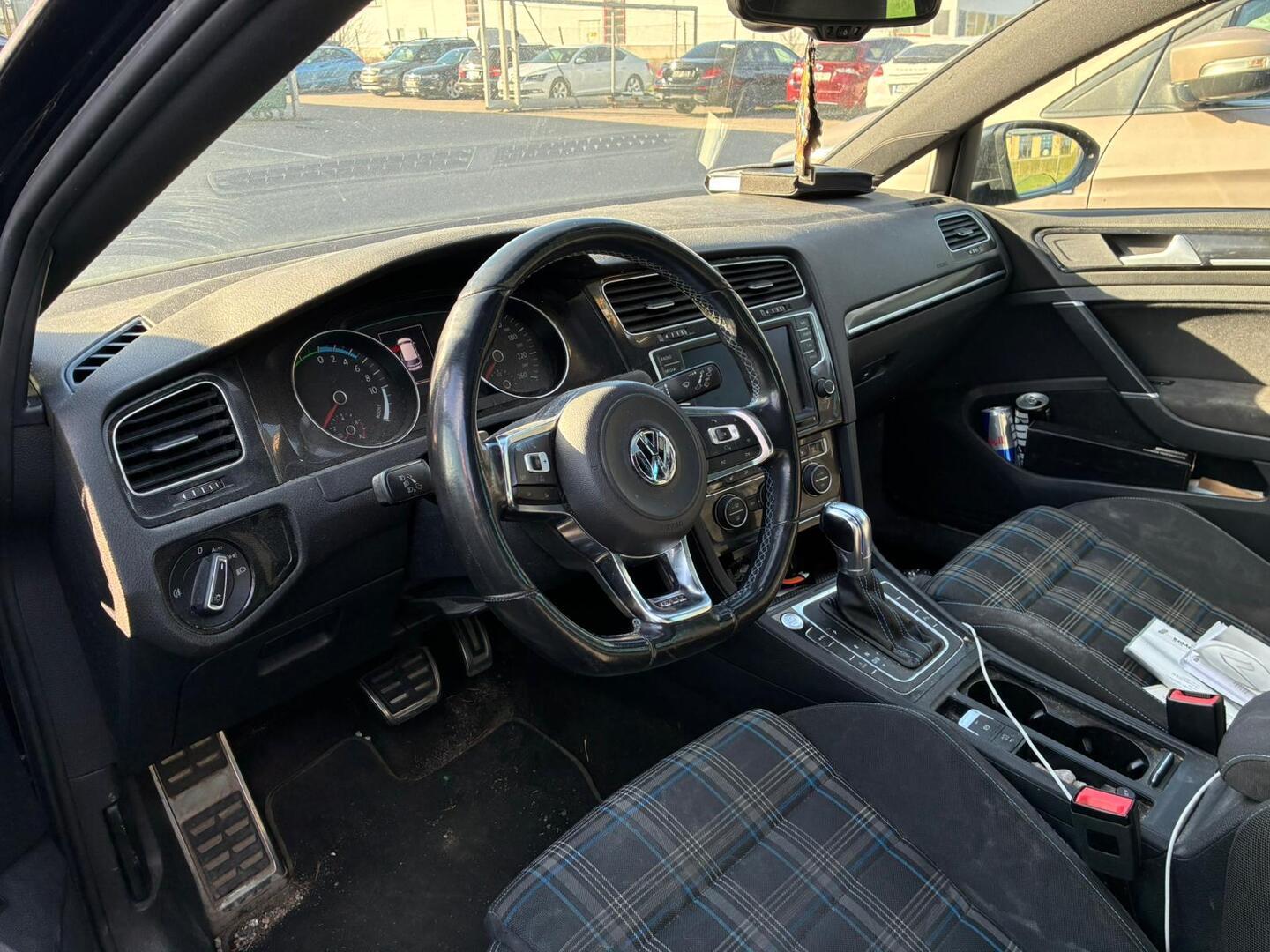 VOLKSWAGEN Golf 2016
