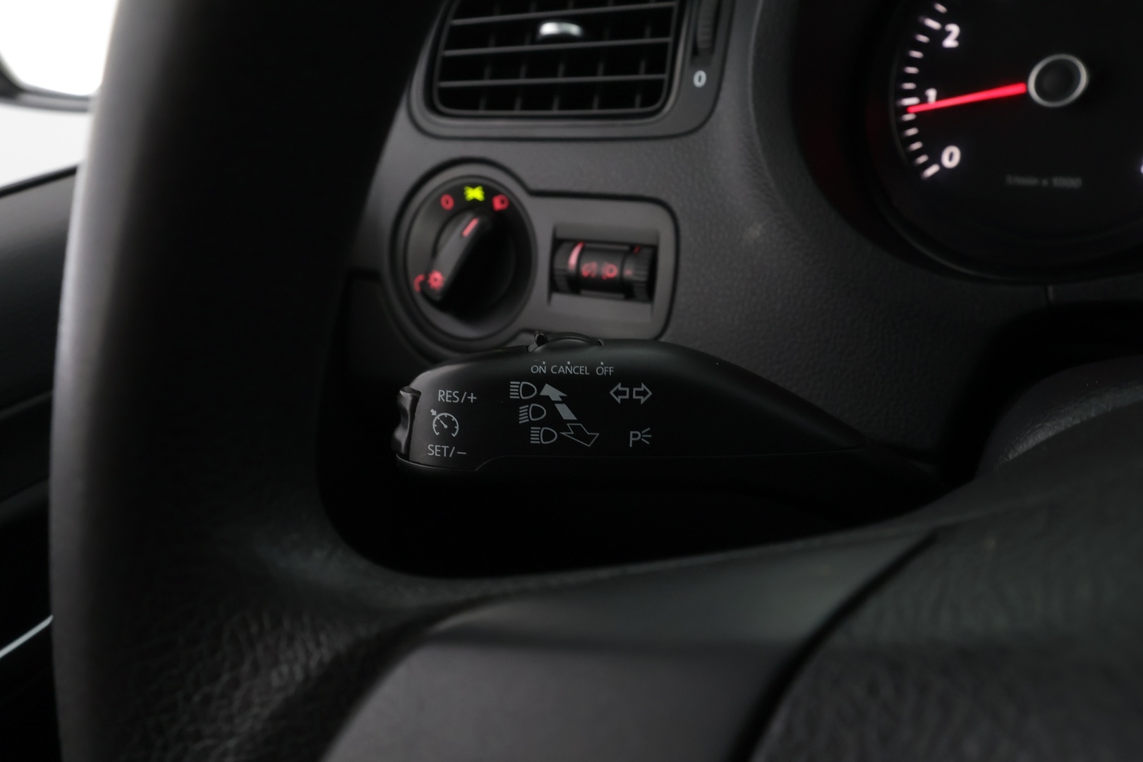 VOLKSWAGEN Polo 2014