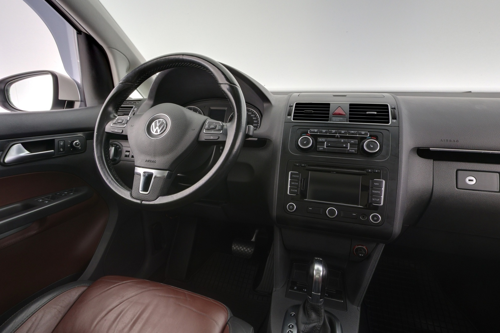 VOLKSWAGEN Touran 2011