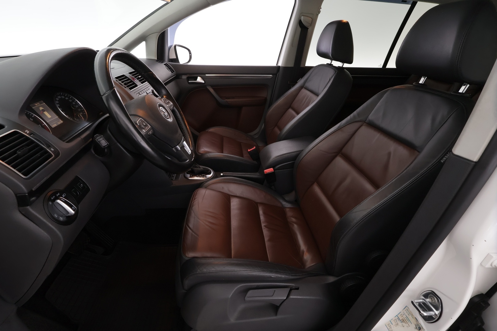 VOLKSWAGEN Touran 2011