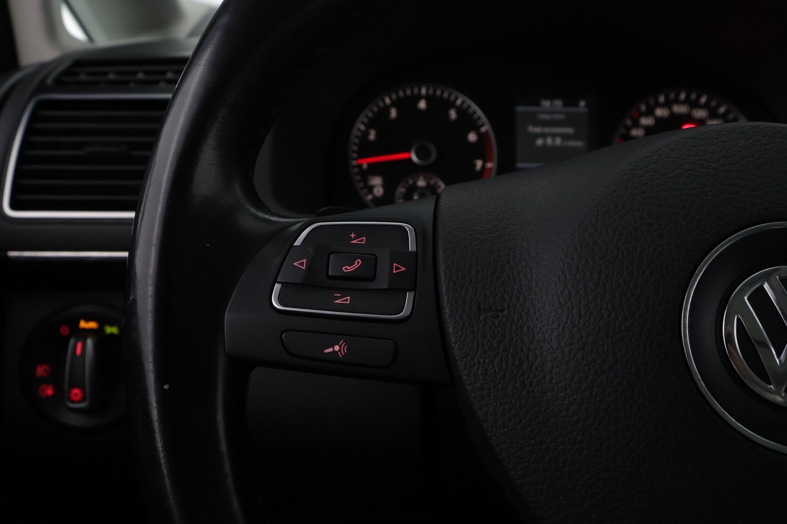 VOLKSWAGEN Touran 2011