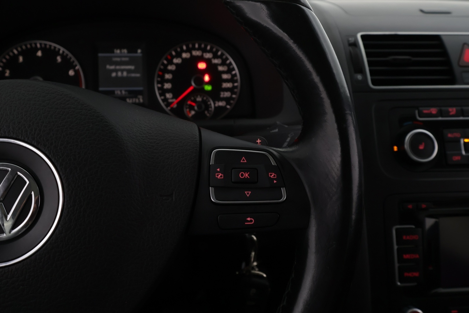 VOLKSWAGEN Touran 2011