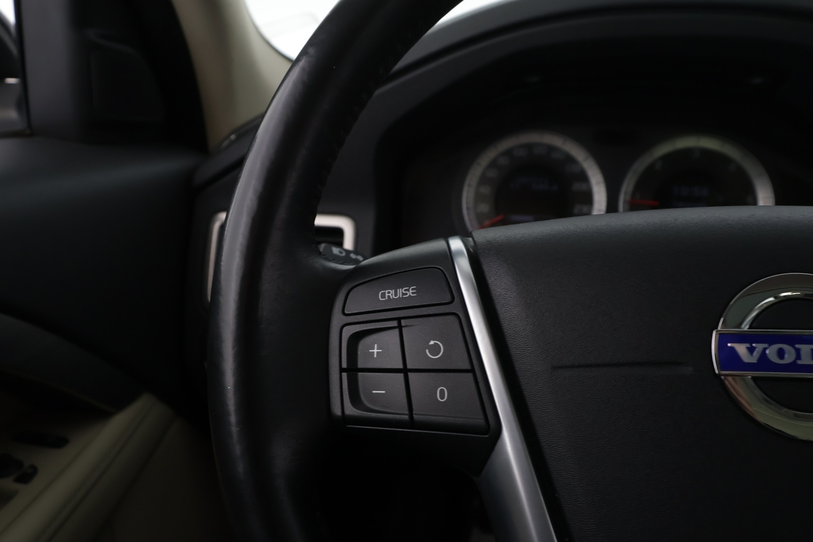 VOLVO V70 2011