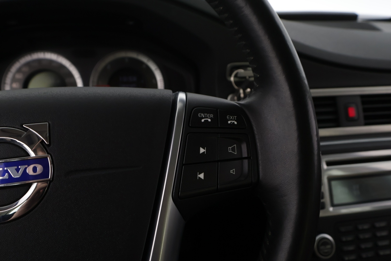 VOLVO V70 2011