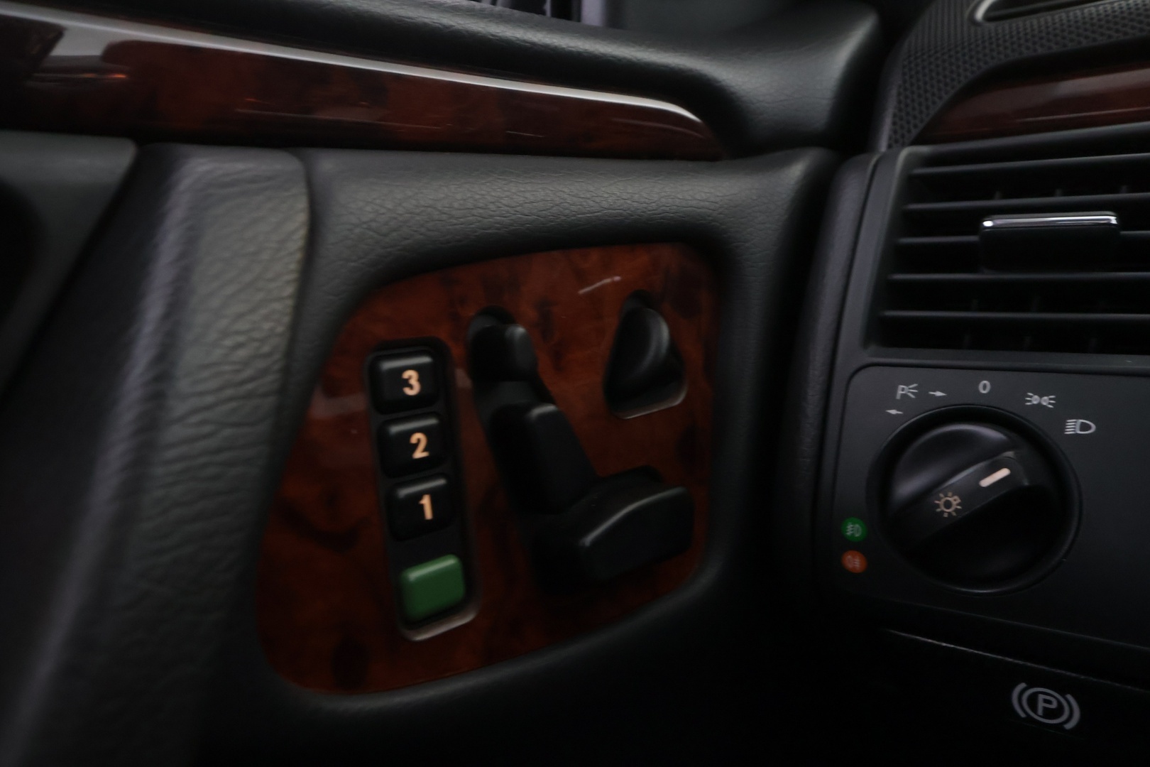MERCEDES-BENZ E 2001