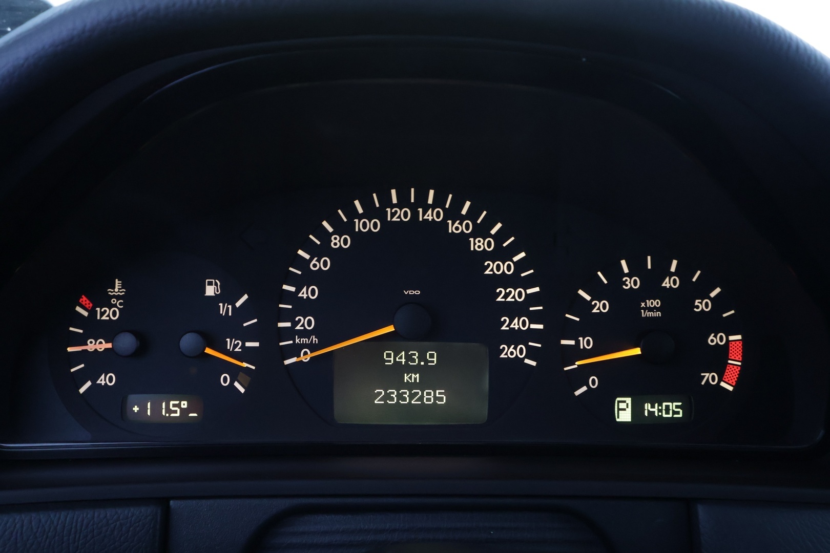MERCEDES-BENZ E 2001