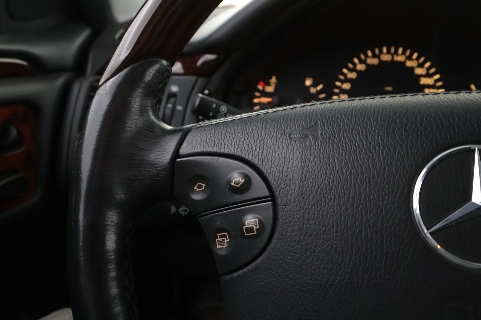 MERCEDES-BENZ E 2001