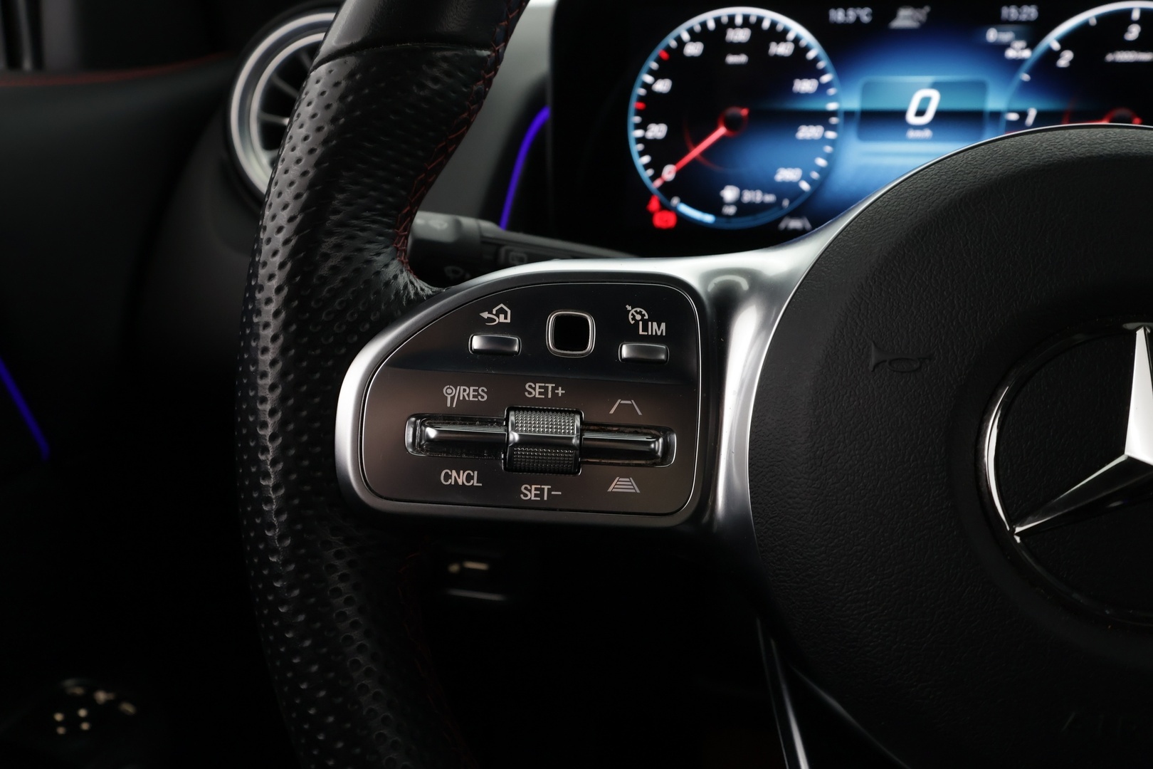 MERCEDES-BENZ GLB 2023