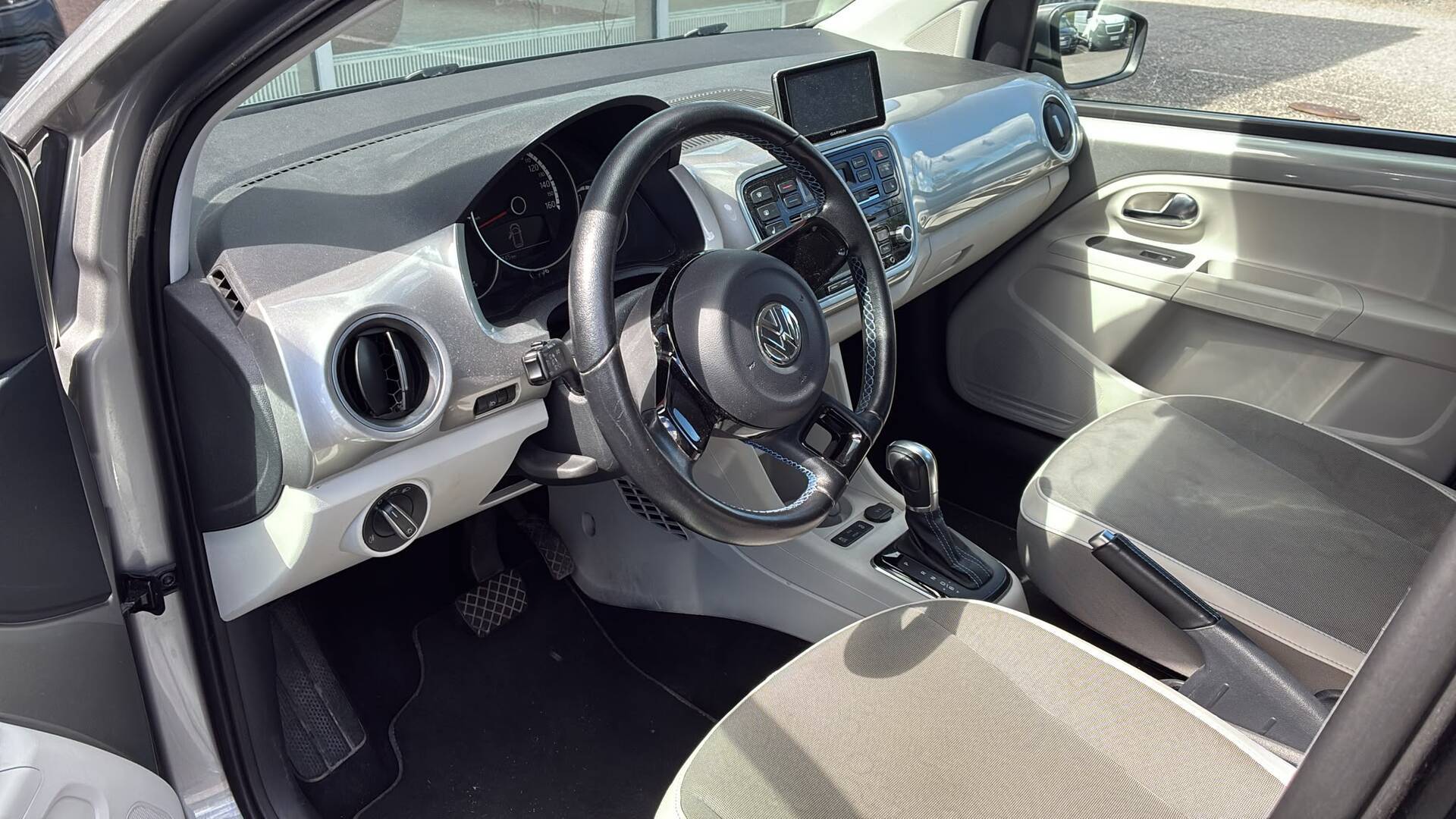 VOLKSWAGEN up! 2016