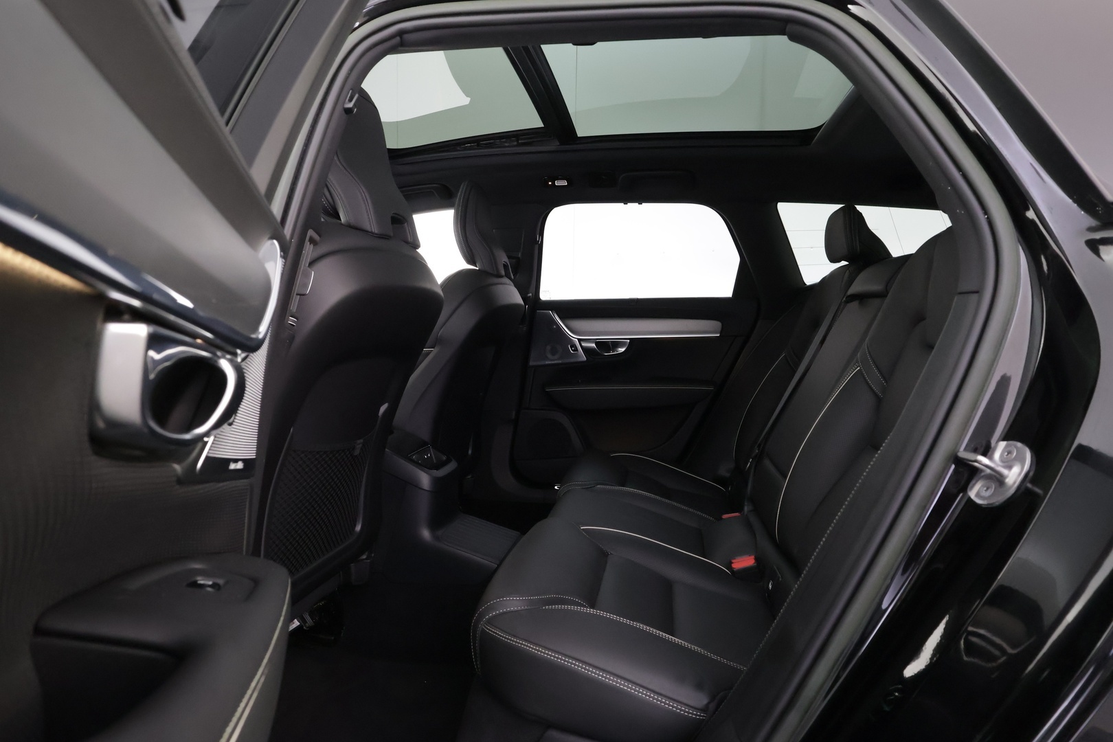 VOLVO V90 2023