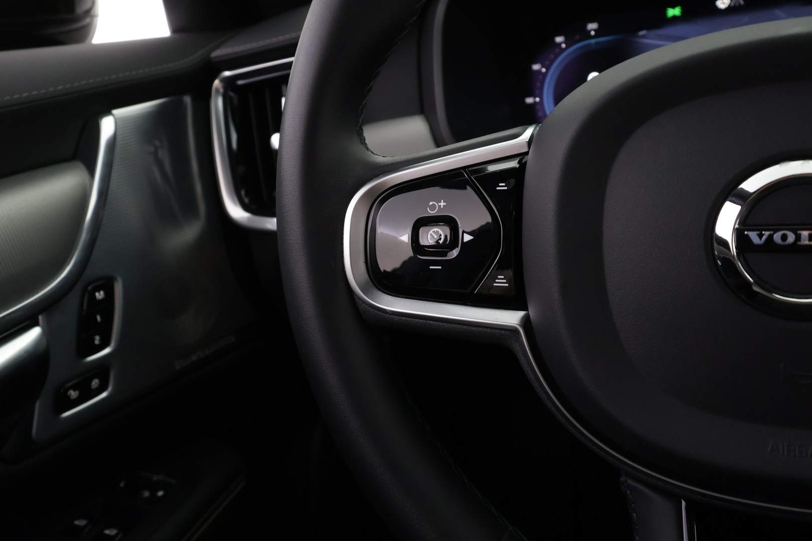 VOLVO V90 2023