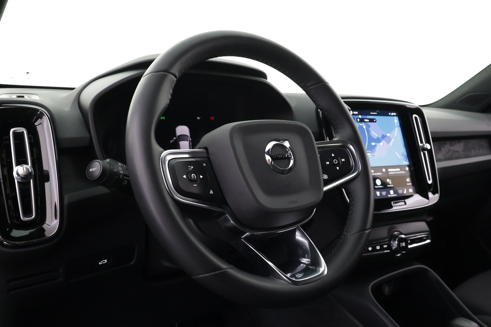 VOLVO XC40 2024