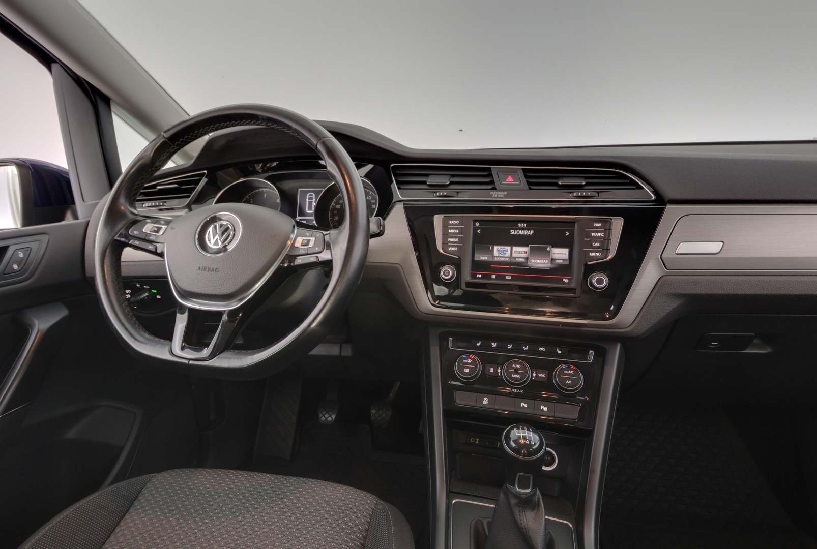 VOLKSWAGEN Touran 2016
